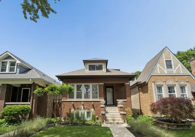 Homes for sale in Chicago, IL | 6210 N Moody Ave, Chicago, IL 60646 | MLS# 12678814