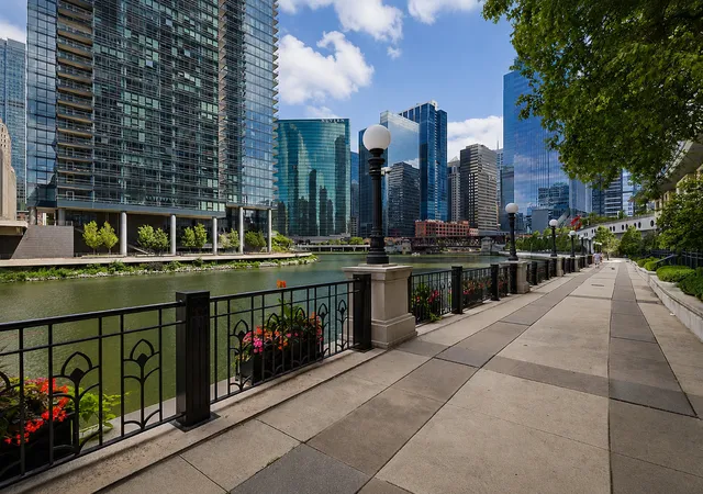 Homes for sale in Chicago, IL | 345 N Canal Street, Chicago, IL 60606 | Houzeo
