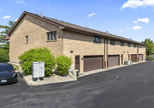 2nd image of 16036 Pine Dr, Tinley Park, IL 60477