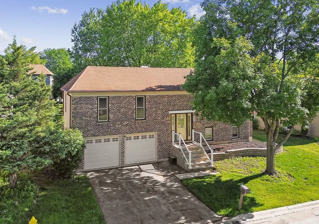 2nd image of 532 Iroquois Trl, Carol Stream, IL 60188 | MLS# 12679136