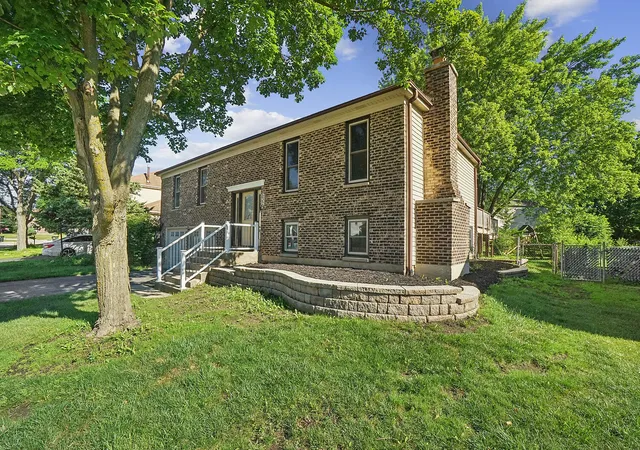 3rd image of 532 Iroquois Trl, Carol Stream, IL 60188 | MLS# 12679136