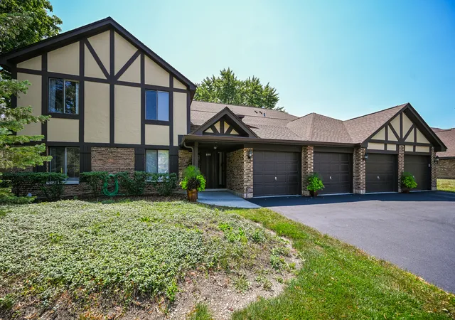 3rd image of 880 Johnstown Ln, Wheaton, IL 60187