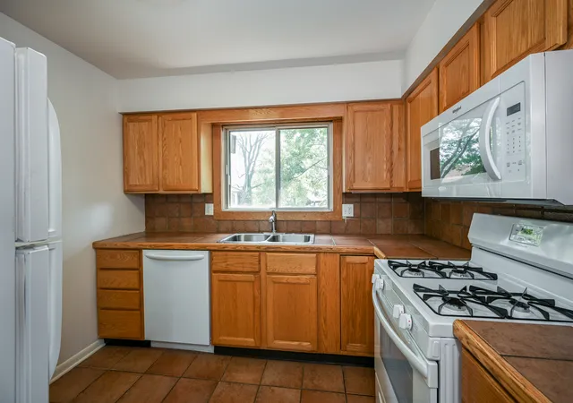 4th image of 880 Johnstown Ln, Wheaton, IL 60187