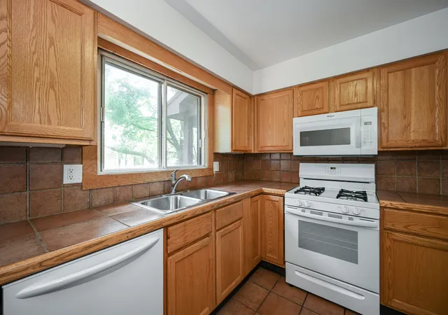 5th image of 880 Johnstown Ln, Wheaton, IL 60187