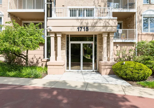 Homes for sale in Park Ridge, IL | 1715 Pavilion Wy, Park Ridge, IL 60068