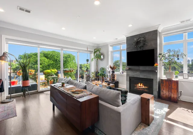 3rd image of 5748 N Hermitage Ave #404, Chicago, IL 60660 | MLS# 12679301