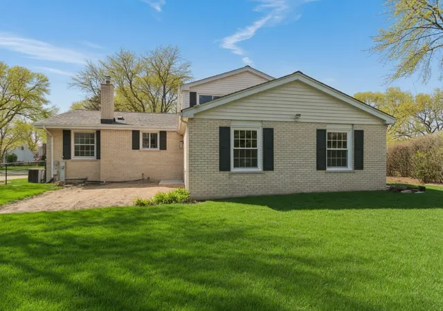 3rd image of 1554 Chickasaw Dr, Naperville, IL 60563 | MLS# 12679410