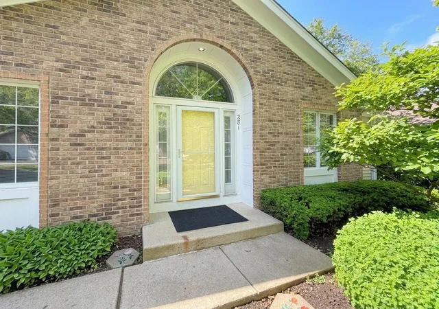 Homes for sale in Elgin, IL | 281 Governors Ln, Elgin, IL 60123