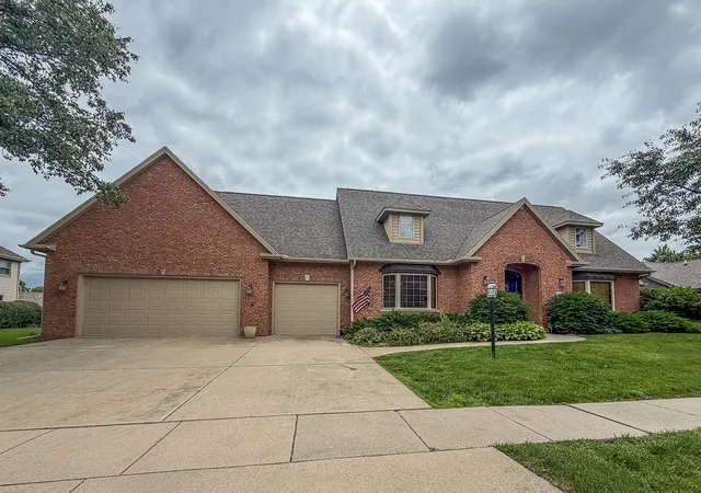 Homes for sale in Champaign, IL | 613 Pittsfield Dr, Champaign, IL 61822 | MLS# 12679511