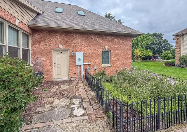 Homes for sale in Champaign, IL | 613 Pittsfield Dr, Champaign, IL 61822 | MLS# 12679511