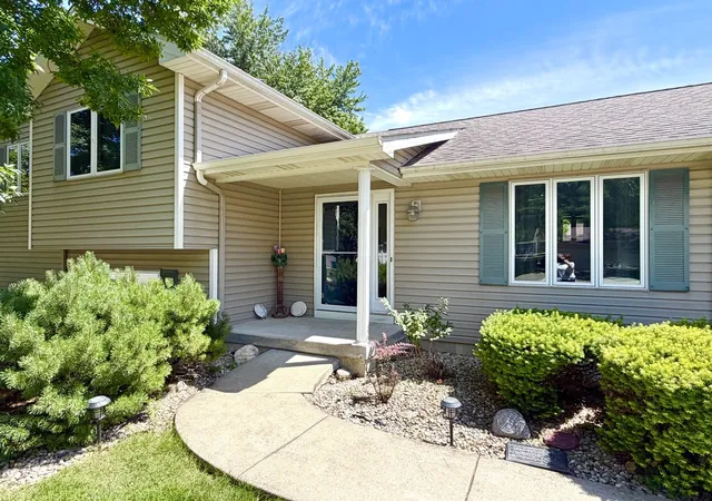 3rd image of 740 26Th St, Peru, IL 61354 | MLS# 12679519