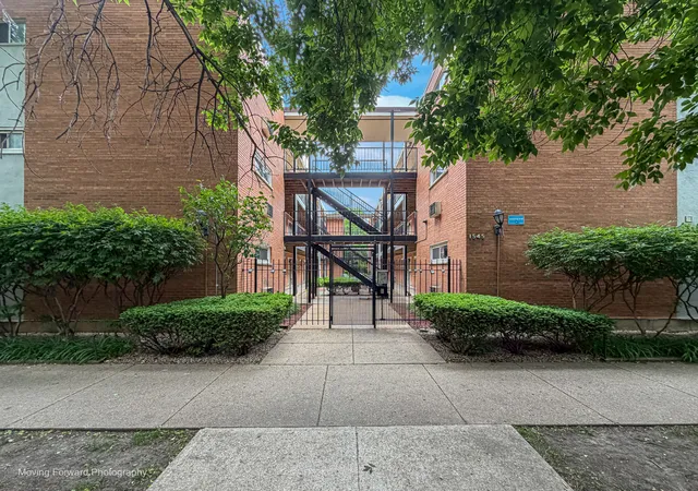 Homes for sale in Chicago, IL | 1545 W Chase Ave #206, Chicago, IL 60626 | MLS# 12679525
