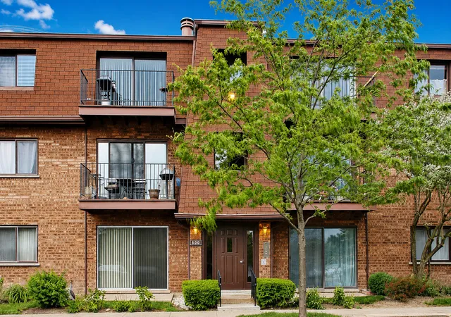 Homes for sale in Glenview, IL | 600 Cobblestone Cir #F, Glenview, IL 60025 | MLS# 12679544
