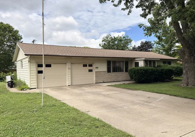 Photo 1 of Single family home for sale at 315 Mecherle Dr, Bloomington, IL 61701 | MLS# 12679610 | Listing updated on 2026-09-14