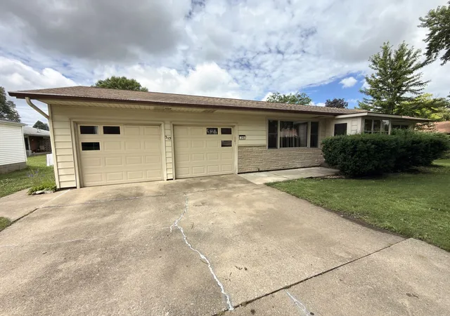 Photo 2 of Single family home for sale at 315 Mecherle Dr, Bloomington, IL 61701 | MLS# 12679610 | Listing updated on 2026-09-14