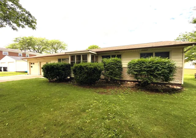 Photo 3 of Single family home for sale at 315 Mecherle Dr, Bloomington, IL 61701 | MLS# 12679610 | Listing updated on 2026-10-07