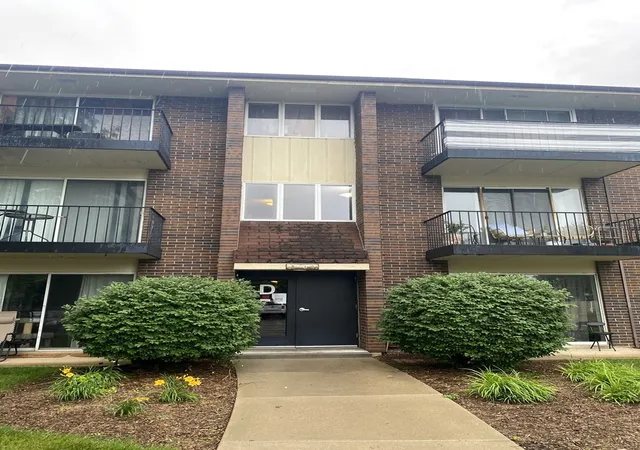 4th image of 5S100 Pebblewood Ln, Naperville, IL 60563