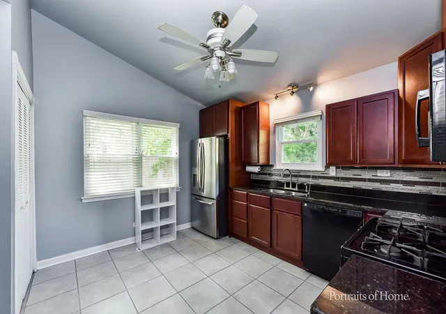 3rd image of 1000 Oakland Ln, Aurora, IL 60504 | MLS# 12679772