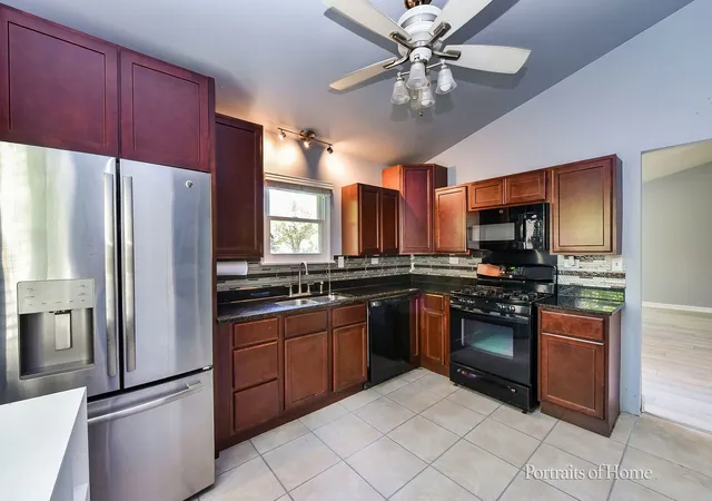 4th image of 1000 Oakland Ln, Aurora, IL 60504 | MLS# 12679772