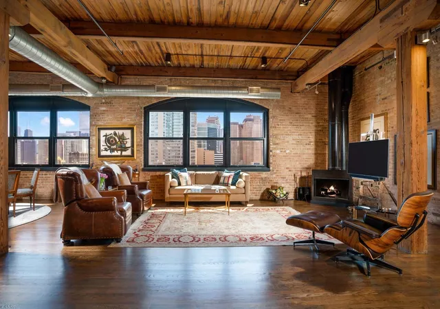 3rd image of 14 N Peoria St, Chicago, IL 60607