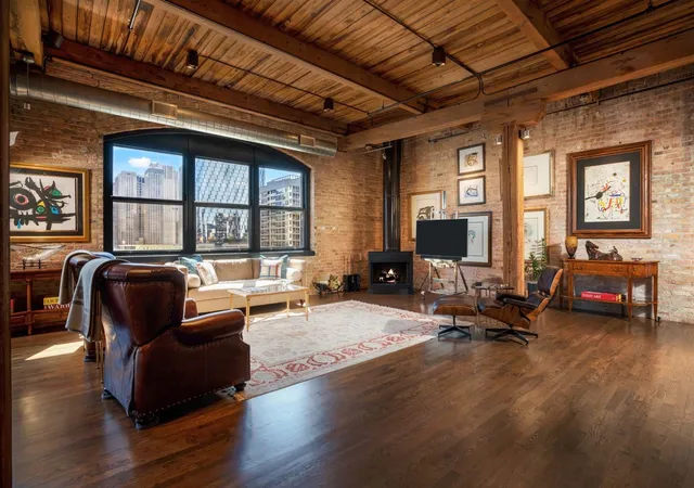 4th image of 14 N Peoria St, Chicago, IL 60607