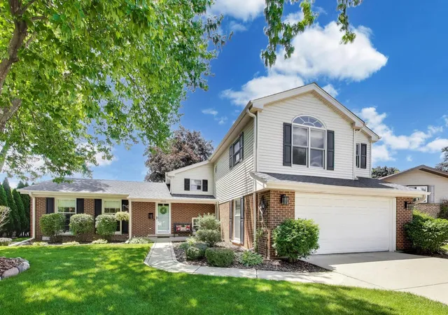 Homes for sale in Arlington Heights, IL | 2006 N Elizabeth Dr, Arlington Heights, IL 60004 | MLS# 12679875