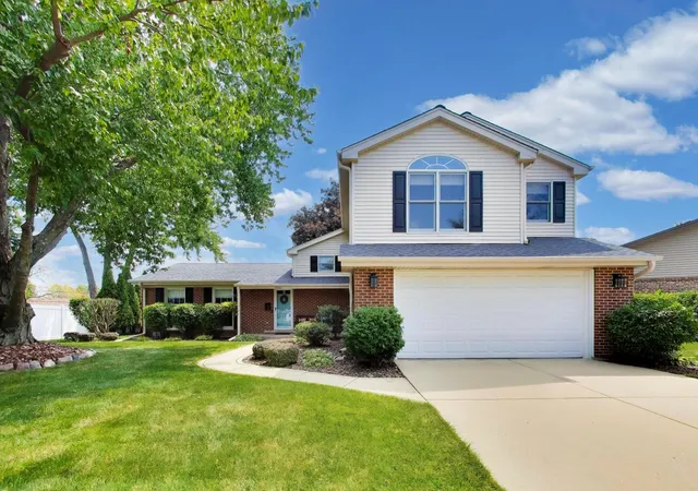 1st image of 2006 N Elizabeth Dr, Arlington Heights, IL 60004 | MLS# 12679875