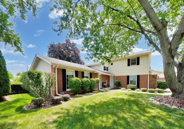 2nd image of 2006 N Elizabeth Dr, Arlington Heights, IL 60004 | MLS# 12679875
