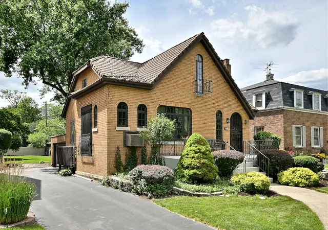 Homes for sale in Elmhurst, IL | 146 S Poplar Ave, Elmhurst, IL 60126 | MLS# 12679884