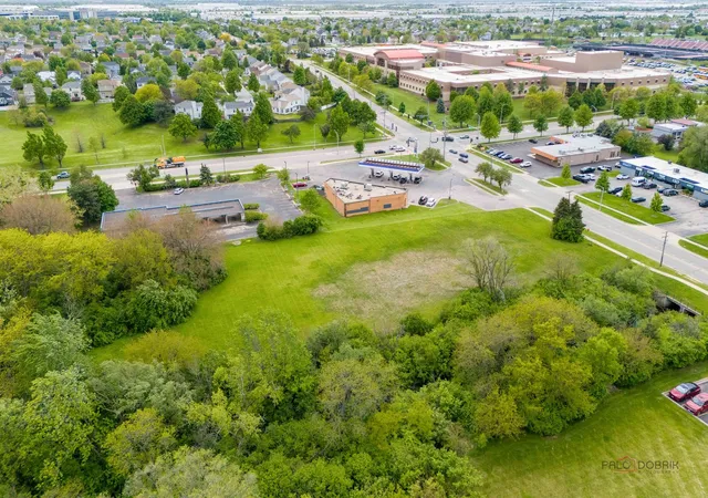 3rd image of 450 Lily Cache Ln, Bolingbrook, IL 60440 | MLS# 12679907
