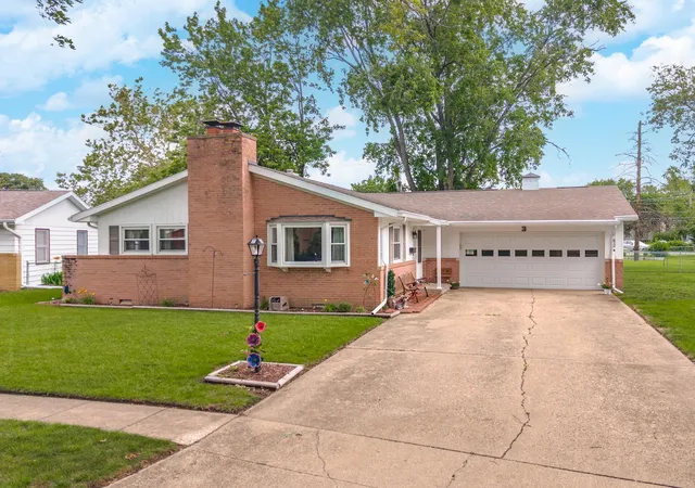 Homes for sale in Pontiac, IL | 3 Manor Dr, Pontiac, IL 61764 | MLS# 12680061