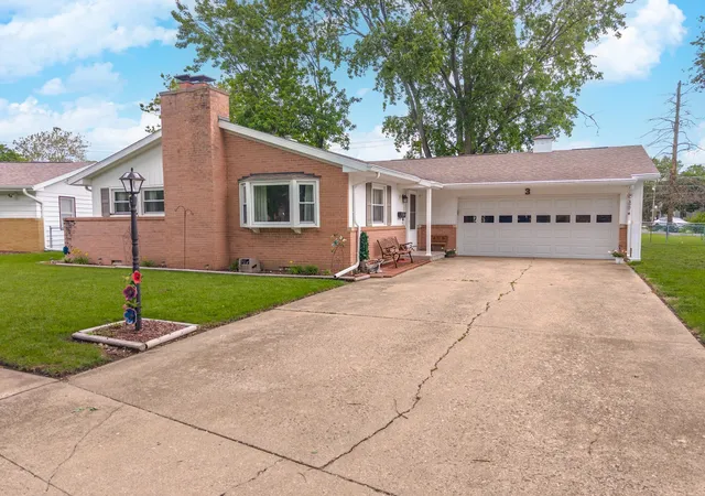 Homes for sale in Pontiac, IL | 3 Manor Dr, Pontiac, IL 61764 | MLS# 12680061