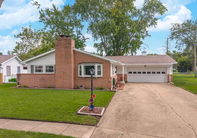 Homes for sale in Pontiac, IL | 3 Manor Dr, Pontiac, IL 61764 | MLS# 12680061