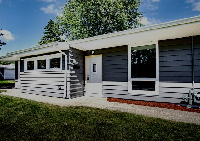 3rd image of 1911 N Hickory St, Crest Hill, IL 60403 | MLS# 12680148