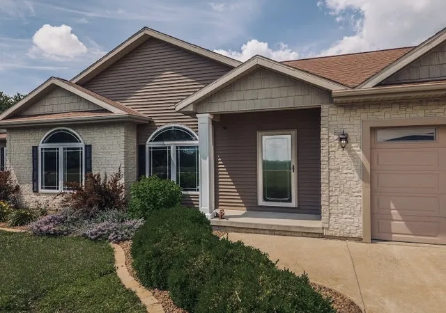 Photo 3 of Single family home for sale at 3142 County Rd 1600 N, El Paso, IL 61738 | MLS# 12680229 | Listing updated on 2026-09-16