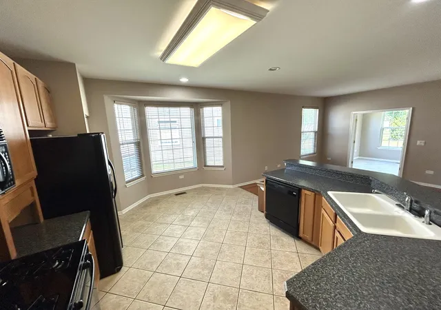 5th image of 21214 Lily Lake Ln, Crest Hill, IL 60403 | MLS# 12680273