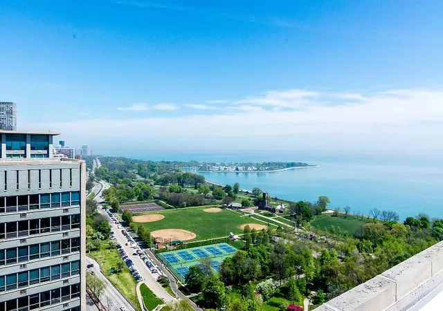 Homes for sale in Chicago, IL | 3550 N Lake Shore Drive, Chicago, IL 60657 | Houzeo