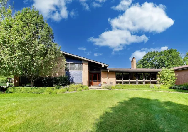 2nd image of 1500 W Blackhawk Dr, Mount Prospect, IL 60056 | MLS# 12680337