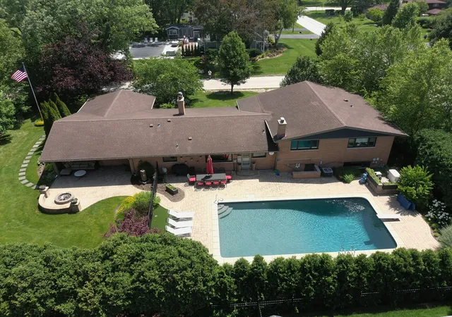 3rd image of 1500 W Blackhawk Dr, Mount Prospect, IL 60056 | MLS# 12680337