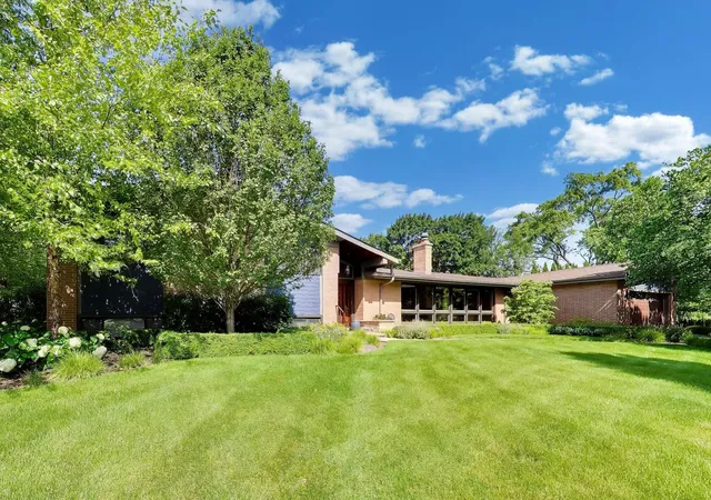 5th image of 1500 W Blackhawk Dr, Mount Prospect, IL 60056 | MLS# 12680337