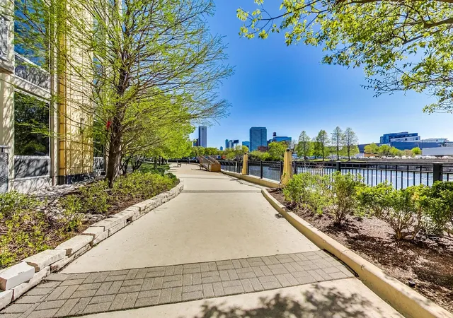Homes for sale in Chicago, IL | 700 N Larrabee Street, Chicago, IL 60654 | Houzeo