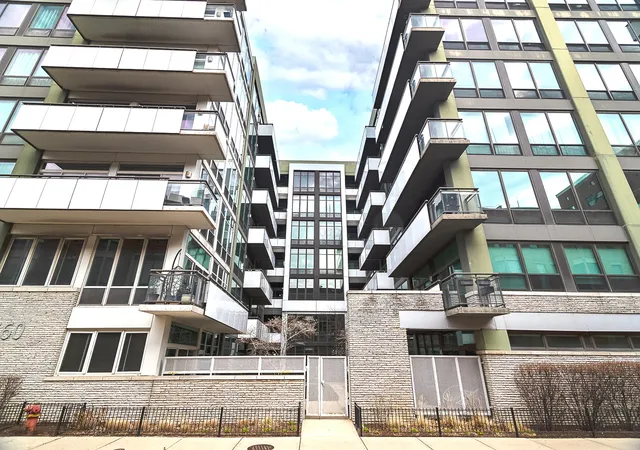 Homes for sale in Chicago, IL | 650 W Wayman St, Chicago, IL 60661