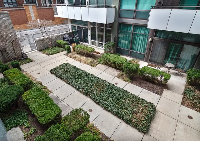 Homes for sale in Chicago, IL | 650 W Wayman St, Chicago, IL 60661