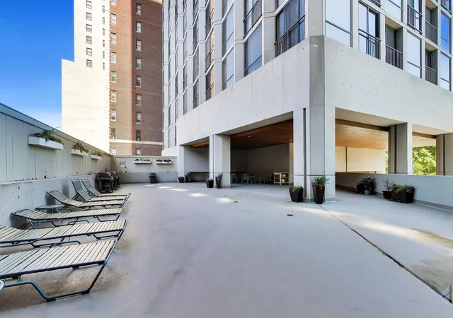 2nd image of 345 W Fullerton Pkwy, Chicago, IL 60614