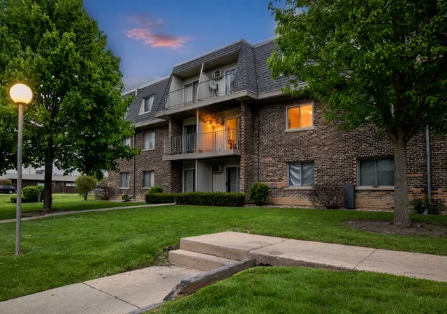 1st image of 876 Blossom Ln #203, Prospect Heights, IL 60070 | MLS# 12680789