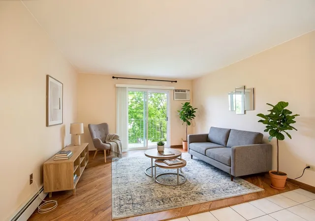 5th image of 876 Blossom Ln, Prospect Heights, IL 60070