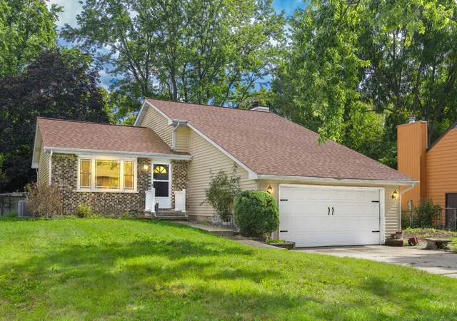 Photo 1 of Single family home for sale at 871 N Gladstone Ave, Aurora, IL 60506 | MLS# 12680843 | Listing updated on 2026-10-04