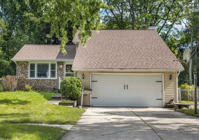 Photo 2 of Single family home for sale at 871 N Gladstone Ave, Aurora, IL 60506 | MLS# 12680843 | Listing updated on 2026-10-04