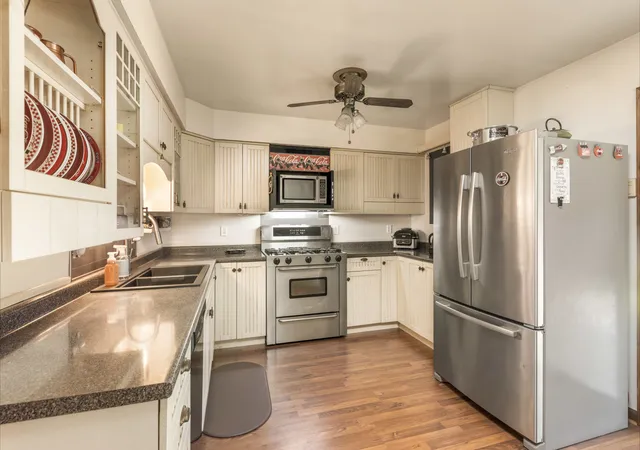 Photo 4 of Single family home for sale at 871 N Gladstone Ave, Aurora, IL 60506 | MLS# 12680843 | Listing updated on 2026-10-04