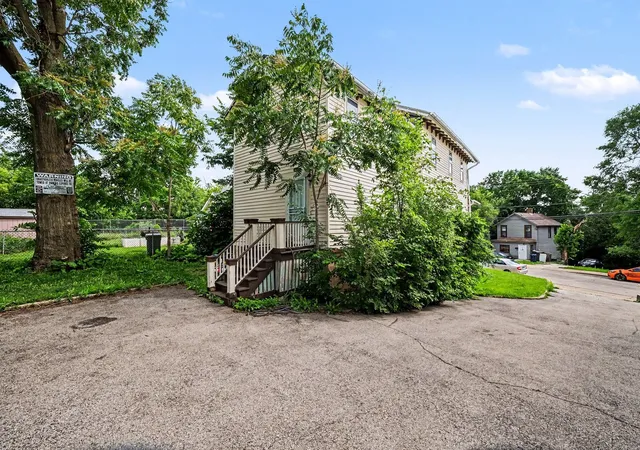 3rd image of 217 Michigan St, Elgin, IL 60120 | MLS# 12680893